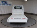 三方開き仕様なので、どこからでも荷物の積み下ろしが可能です!重い物もラクラク積み込める低床荷台!
