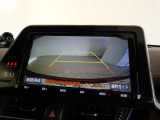 バックガイドモニター付き。車両後方の映像をナビ画面に表示し、駐車などの後退操作をサポートします。