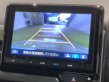 リバースギアに入れるだけで後方の表示へ切り替わります。夜間や雨の日の駐車も楽になりますよ。