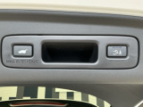 お好みの位置で止められるメモリー機能付の電動リアゲートです!後ろが狭い駐車場でもスムーズに荷物を積めて、さらに背が低い人の手がムリなく届く高さで止めることも可能です!