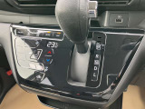 タッチパネル式オートエアコンなのでパネル周辺のお手入れもラクラク。