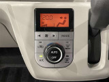 【オートエアコン】一度お好みの温度に設定すれば、車内の温度を検知し風量や温度を自動で調整。暑い&hellip;寒い&hellip;と何度もスイッチ操作をする必要はありません。快適な車内空間には必須の機能ですね♪