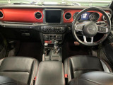 シンプルで無骨なデザインが魅力の車内。丸型エアベントと堅牢なスイッチ配置がオフロード感を強調し、直感的に操作できる配置も好印象。質感の高いシートと視認性の良いメーターで長距離でも快適にお楽しみ頂けます