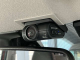 ドライブレコーダー付きで前方だけでなく車室内も録画できるので万一のとき記録に残せて安心です。