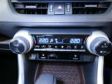 温度の感じ方は、個人差がありますね。運転席、助手席で独立して温度設定のできる左右独立温度コントロールのオートエアコン装備です。