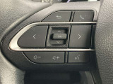 運転中、オーディオの操作をしてて、ハッとしたことはありませんか?ステアリングスイッチは、運転中でもハンドルでオーディオの操作が可能です。安全なドライブをサポートします。