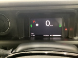 デジタル表示のスピードメーターとタコメーター、燃費やオドメーターなどの表示の他に、ホンダセンシング機能などの表示もできる多機能なマルチインフォメーション・ディスプレイです。