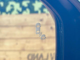 【ブラインドスポットインフォメーション】走行中、ドアミラーの死角になりやすい箇所に後続車が接近するとサイドミラー付近に警告を表示、ドライバーに注意喚起をしてくれます。