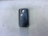 スマートキーを装備しています。鍵を差し込むことなくドアロックの開け閉めと、エンジンスタートができます。