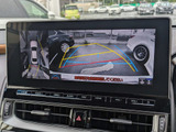 パノラミックビューモニターを装備!上から車両を見下ろしたような映像をナビ画面に表示できます。車両前後左右に搭載した4つのカメラ映像を継ぎ目なく合成!目視では見えない部分もリアルタイムで見れます。