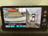 バックギアに入れますとご覧のような画像に自動的に切り替わります。車庫入れ時に役立ちます。