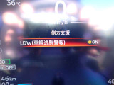 LDW(車線逸脱警報)が装備されておりドライバーが意図せずに白線を跨ぐと警告音で注意を促してくれます♪