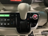 CVT車のセレクトレバーです。低速から高速まで、変速ショックのないスムーズな走りを実現するとともに、エンジン効率のよい領域を維持することで燃費にも貢献します。