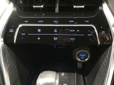 左右独立温度コントロールフルオートエアコンです。運転席、助手席それぞれで独立して温度設定ができます。冷え性の方が乗っても安心ですね♪