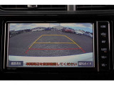 【バックモニター】 後退時に車両の後ろ側を表示します。車庫入れなどでバックする際に安心です。