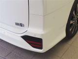 コーナーセンサーを車の前後に装備。障害物までの距離に応じて警告音を変えてお知らせ。縦列駐車時や駐車場・車庫などでの取り回しをサポートします。詳細は販売店スタッフまでおたずねください。
