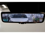 車両後方カメラの映像をディスプレイに表示するデジタルインナーミラーです。ヘッドレストや荷物などで視界を遮られずに後方を確認できます。デジタルミラーモードとミラーモードは切替え可能です。