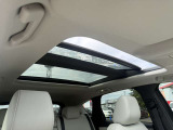 【大型サンルーフ】車内の解放感が一気に上がる大型のパノラマルーフ!季節を問わず開放的で快適なドライブをお楽しみいただけます。流通量も少なく希少価値の高い人気の装備です♪