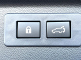 【パワーバックドア】スマートキーや運転席のボタンを押すだけでリアゲートが自動で開閉します!荷物を持っている時や、高い位置にあるバックドアを閉める際に便利な機能です♪