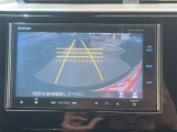 【バックモニター】後方の障害物や歩行者を確認できるバックモニター。狭い駐車場や混雑した場所でも安心して車を操作できます。