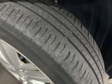 ホイールの状態やタイヤ溝の残り具合は、安全性や維持費にも関わる重要なポイントです。写真にて現状をご確認いただけますが、気になる点や詳細については、お気軽にお問い合わせください。
