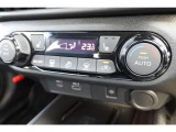 扱い易いオートエアコン、オールシーズン快適なエアコンです!シートヒーターも装備!