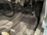 内装工程では、中古車を気持ちよくお乗りいただけるよう清掃しています。ニオイの元となるフロアカーペットまで洗浄・消臭済み?