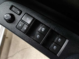 運転席から左右のドアミラーの開閉が可能です♪駐車場でのドアミラーの折り畳みが簡単です♪