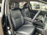 本革のフロントシートはホールド性が良くて視界は広々!