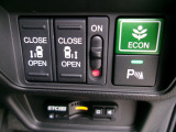 両側電動スライドドア。荷物で手が塞がる時など簡単にドアの開閉が出来ます。葉っぱマークのECONスイッチをONにするだけで、エンジンやエアコンなどを協調制御。燃費の向上に貢献します。