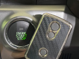 【キーフリーシステム】カバンやポケットに入れたままでもドアの施錠・解錠が可能なスマートキーを装備。エンジンのオン・オフ時もカギを取り出す必要が無いからとっても便利です♪