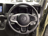 【ハンドル】運転にかかわる様々な操作を安全に行えるように視点移動が少なく、操作性に配慮されたスイッチ類が凝縮されたコックピット。