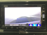 【バックカメラ】運転が苦手な方も車庫入れラクラクです!ギアをリバースに入れれば自動的に切り換わりますので、面倒な操作は不要です♪狭い駐車場もお車を傷つけず安心ですね!