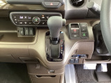 足元スッキリ、インパネシフトです。パーキングブレーキは電子制御パーキングブレーキタイプなので、運転席と助手席の間がスッキリしています。