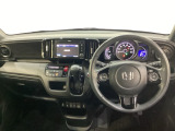 車内は光触媒抗菌消臭施工済です。インパネ周りはスタイリッシュなデザインです。グローブボックスやカップホルダーのほかにトレーなどたくさんの収納スペースが付いています。