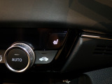 【シートヒーター】シートヒーター装備車です。寒い冬に乗車中とても暖かく快適に移動できます。冷え性の方にピッタリの装備です!