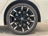BMWの純正アロイホイールは軽量かつ強度にも優れているホイールで走行性能を引き上げる設計になっております。足元にもBMWは妥協がなくこだわっている個所になります。
