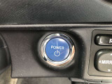 エンジンスタートスイッチです。キーが車内にあれば、エンジンの始動や停止はスイッチを押すだけ!キーを取り出す手間を省き、ワンプッシュで操作できるので簡単でスムーズです。