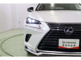L字クリアランスランプが精悍な三眼式ライトは環境に優しく経済的なLED。汚れや積雪を取り除くヘッドライトウォッシャー付です。オートライト、オートハイビームも搭載。面倒なヘッドライトの切替えは不要です。