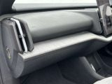 パーティクル・パネルにはプラスチック廃材を粉砕したリサイクル素材が使用されており、ひとつひとつ模様が異なるデコラティブパネルです。