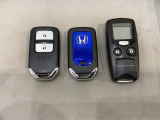 スマートキーを装備しています。鍵を差し込むことなくドアロックの開け閉めと、スタートボタン操作でのエンジンスタートができます。加えて、純正リモコンエンジンスターター用の操作キーもついています。
