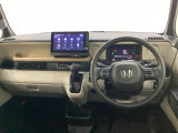 車内は光触媒抗菌消臭施工済です。インパネ周りはスタイリッシュなデザインで機能や装備も充実しています。グローブボックスやカップホルダーのほかにトレーなどたくさんの収納スペースが付いています。