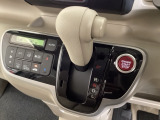 CVT車のセレクトレバーです。低速から高速まで、変速ショックのないスムーズな走りを実現するとともに、エンジン効率のよい領域を維持することで燃費にも貢献します。
