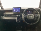 車内は光触媒抗菌消臭施工済です。インパネ周りはスタイリッシュなデザインで機能や装備も充実しています。グローブボックスやカップホルダーのほかにトレーなどたくさんの収納スペースが付いています。