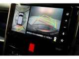 バックカメラの映像はナビのモニターに表示されます。車庫入れが苦手な方でもガイドラインが表示されるので安心ですね!