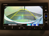 リバースギアに入れるだけで後方の表示へ切り替わります。夜間や雨の日の駐車も楽になりますよ。