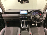 車内は光触媒抗菌消臭施工済です。インパネ周りはスタイリッシュなデザインです。グローブボックスやカップホルダーのほかにトレーなどたくさんの収納スペースが付いています。