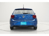 【リヤ】〔ダークティンテッドガラス〕付き。リヤのVWエンブレムは、バックカメラを内蔵しハッチバックを開け閉めする際の取っ手にもなります。