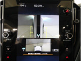 左右のサイドカメラ映像を同時に表示し、車両周囲の死角をしっかりカバー。狭い道や駐車時の接触リスクを減らし、安心して操作できる視界を確保します。