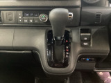 CVT車のセレクトレバーです。低速から高速まで、変速ショックのないスムーズな走りと、エンジン効率のよい領域を維持して燃費にも貢献します。サイドブレーキはスイッチ操作の電子制御パーキングブレーキです。